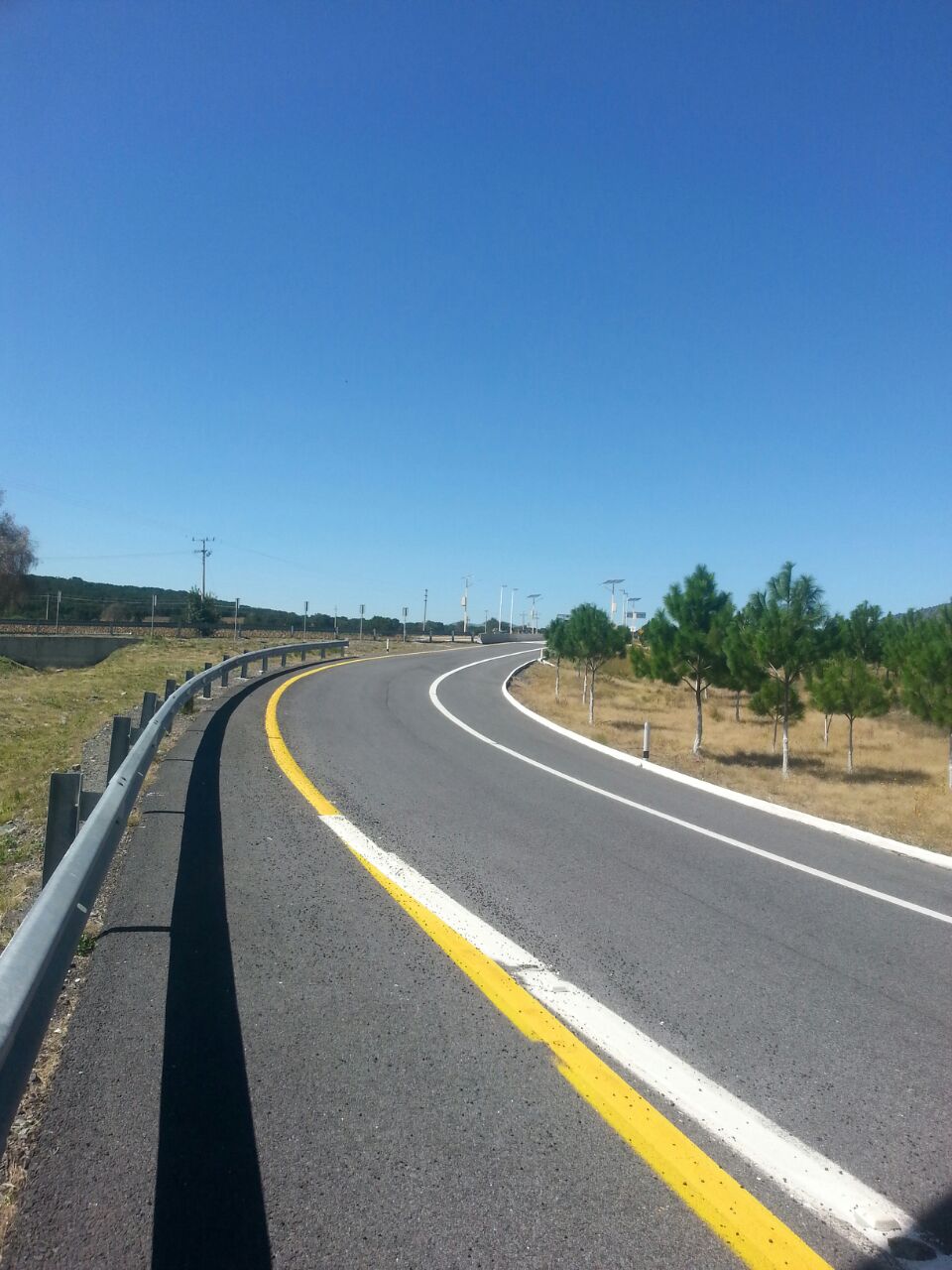Señalamiento Horizontal separador de acotamiento y carril en carretera